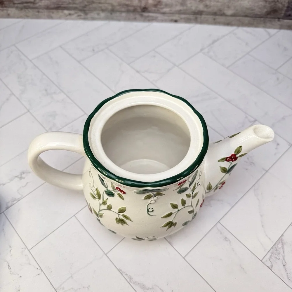 Pfaltzgraff Winterberry Sculpted Classic 6 Cups Teapot Tea Green Red Floral
